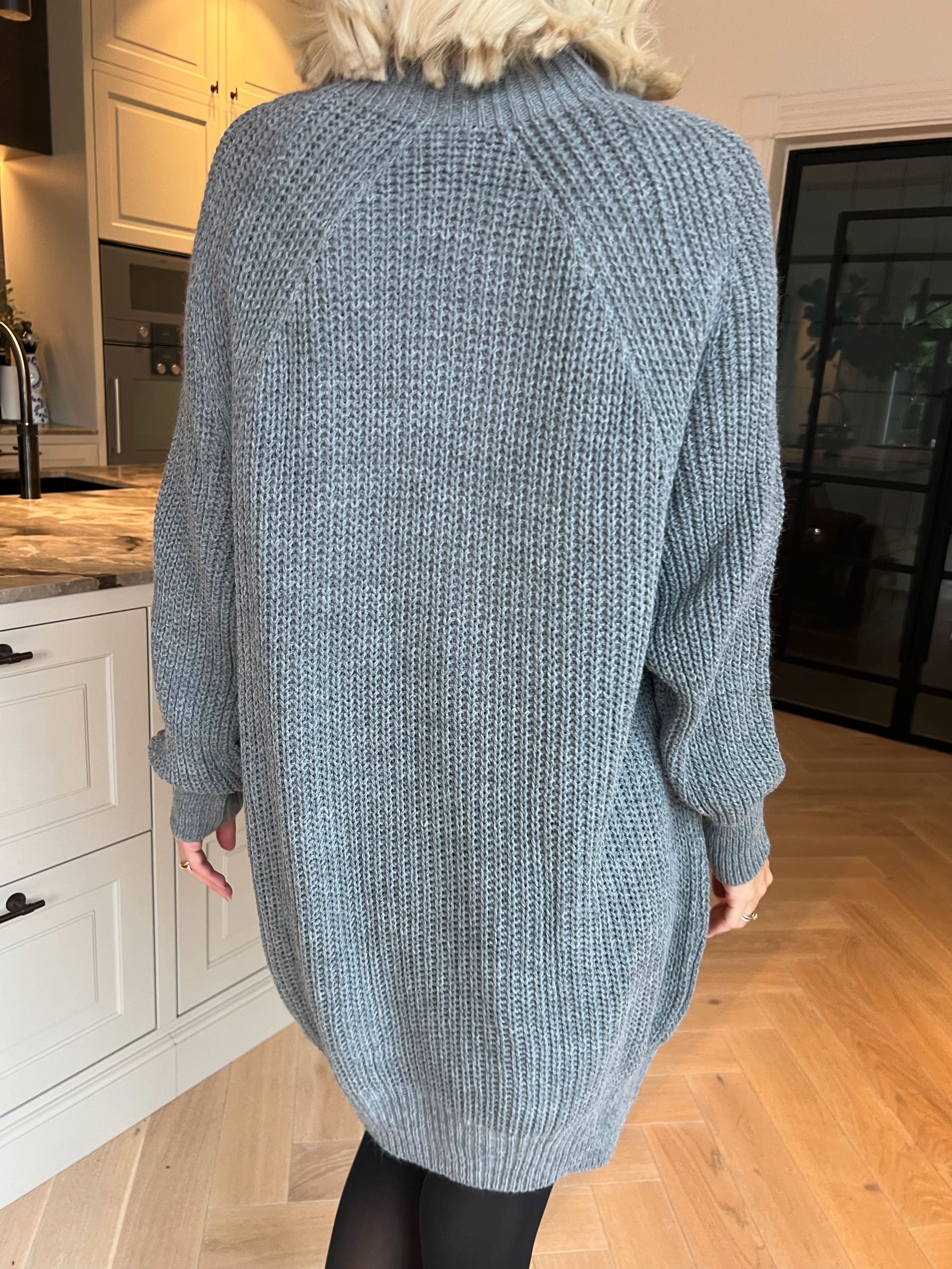 Isolde - Plain strikkjole med høj hals